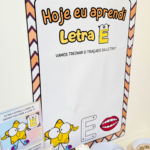 HISTÓRIA NA CAIXA E CARTAZ LETRA E - Image 5