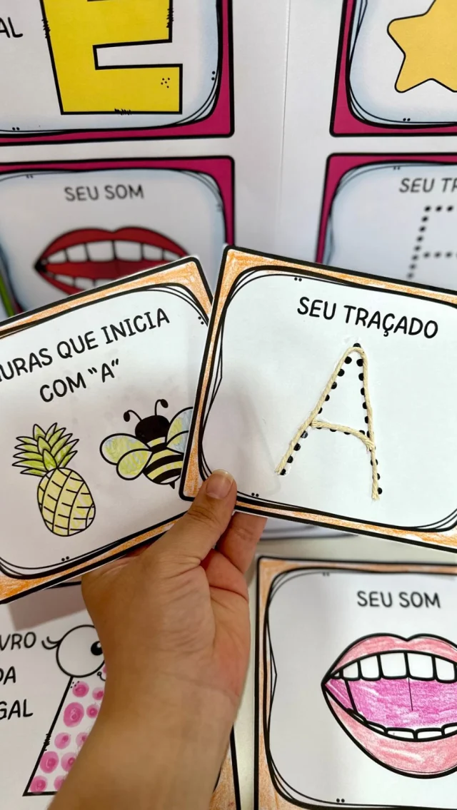 ✨ Livrinhos das Vogais ✨

🥰 Livrinhos da Vogais na opção colorida e para colorir.

🤩 Cada livrinho utiliza 2 folhas A4, e ficam com 4 páginas.

💖 Nessa proposta trabalhamos:
- Traçado das vogais
- Som das vogais
- Figuras que iniciam com cada vogal
- Coordenação motora
- Criatividade
- Artes

✅ O arquivo vai em PDF, pronto para impressão.

💰R$6,00

🛍️ Para adquirir comente “eu quero”, chame no direct ou acesse a loja na bio.
.
.
.
#prof #professor #professora #pedagoga #pedagogo #pedagogia #profporamor #profcriativa #educacao #educacaoinfantil #ensino #ensinofundamental