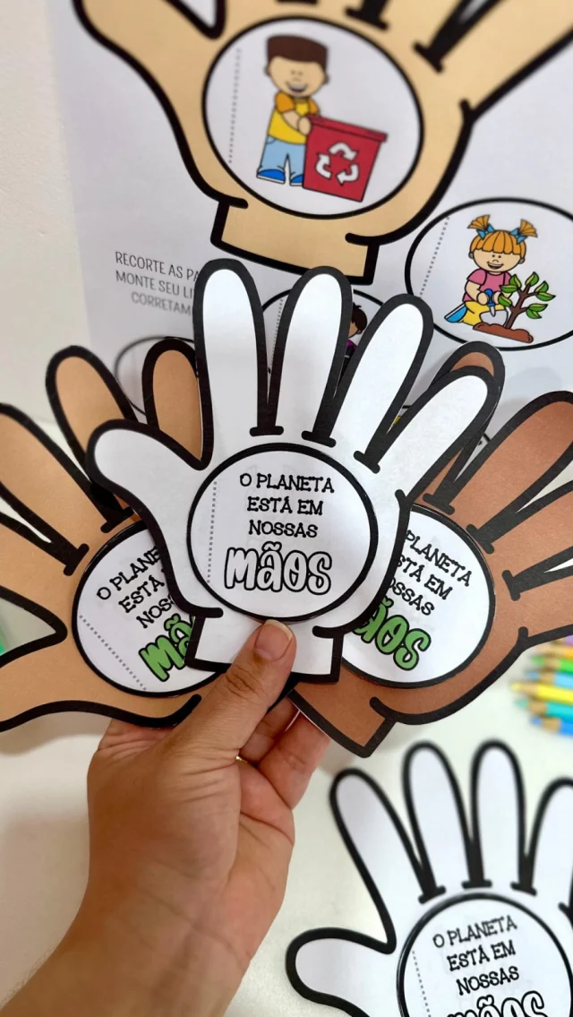 🌎 Livrinho “O Planeta Está Em Nossas Mãos” 🌎

💚 Livrinho “O Planeta está em nossas mãos”, para trabalhar o Dia Mundial do Meio Ambiente com crianças da Educação Infantil.

🤩 O arquivo vai na opção colorida e para colorir.

🥰 Desenvolve a conscientização sobre os cuidados com o Meio Ambiente, além de estimular habilidades manuais e criatividade.

✅ O arquivo vai em PDF, pronto para impressão.

💰R$4,00

🛍️ Para adquirir comente “eu quero”, chame no direct ou acesse a loja na bio.
.
.
.
#prof #professor #professora #pedagoga #pedagogo #pedagogia #profporamor #profcriativa #educacao #educacaoinfantil #ensino #ensinofundamental
