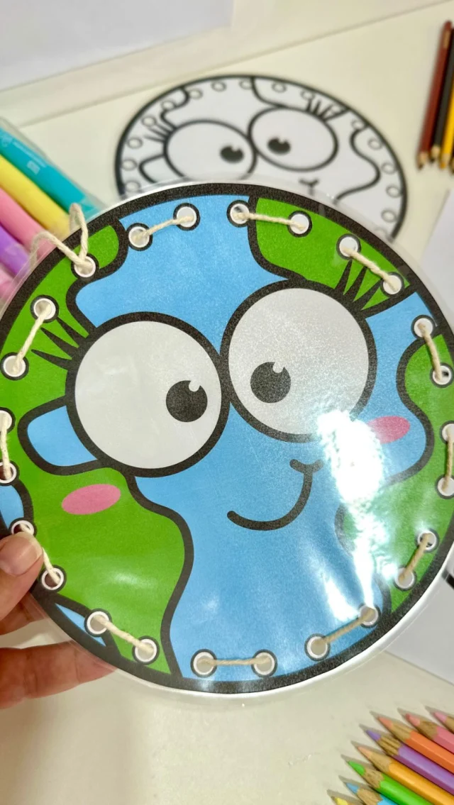 🌎 Alinhavo Planeta Terra 🌎

💚 Atividade alinhavos Planeta, para trabalhar o Dia Mundial do Meio Ambiente com crianças da Educação Infantil.

🤩 O arquivo vai na opção colorida e para colorir.

💖 Desenvolve a conscientização sobre os cuidados com o Meio Ambiente, além de estimular habilidades manuais e criatividade.

✅ O arquivo vai em PDF, pronto para impressão.

💰R$4,00

🛍️ Para adquirir comente “eu quero”, chame no direct ou acesse a loja na bio.
.
.
.
#prof #professor #professora #pedagoga #pedagogo #pedagogia #profporamor #profcriativa #educacao #educacaoinfantil #ensino #ensinofundamental
