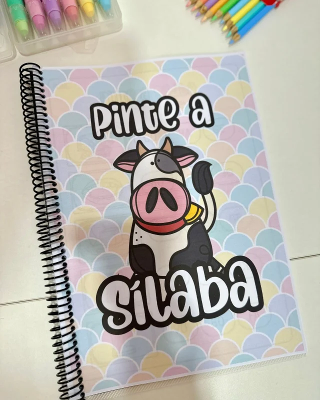 ✨ Apostila Pinte a Sílaba ✨

🤩 Apostila “Pinte a Sílaba” para trabalhar diversas habilidades com crianças da Educação Infantil e crianças em fase de Alfabetização.

😀 O material vai com 16 páginas de atividades para colorir.

💖 Objetivos da proposta:
- Desenvolver a consciência fonológica
- Facilitar a identificação da sílaba inicial
- Promover a associação entre som e grafia
- Ampliar o vocabulário
- Melhorar a atenção e a concentração
- Apoiar a construção do princípio alfabético
- Estimular a autonomia na leitura e escrita

✅ O arquivo vai em PDF, pronto para impressão.

💰R$5,00

🛍️ Para adquirir comente “eu quero”, chame no direct ou acesse a loja na bio.
.
.
.
#prof #professor #professora #pedagoga #pedagogo #pedagogia #profporamor #profcriativa #educacao #educacaoinfantil #ensino #ensinofundamental