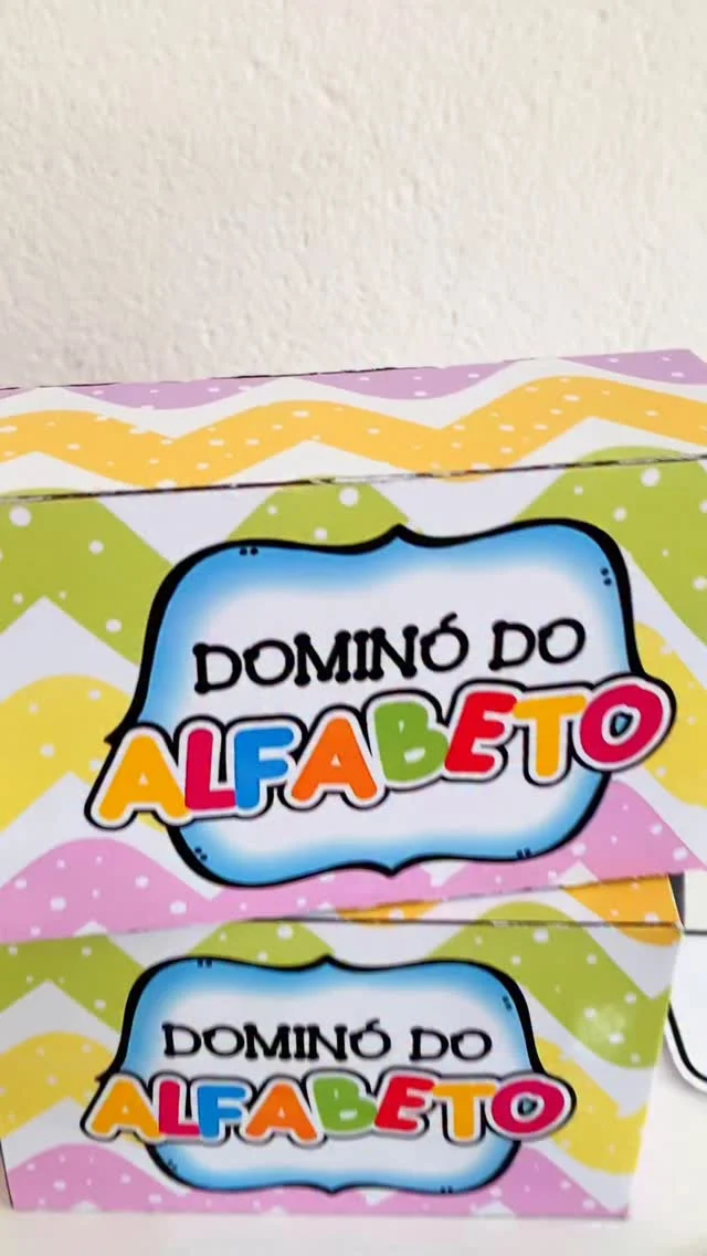💖 Dominó do Alfabeto 💖

🤩 Recurso Dominó do Alfabeto para trabalhar com crianças em fase de Alfabetização.

✨ Material ilustrado que acompanha caixinha para guardar as peças.

✅ Objetivos da proposta:
* Desenvolvimento do reconhecimento das letras
* Estímulo à associação de letras e sons
* Fortalecimento da atenção e concentração
* Incentivo ao trabalho em equipe e socialização
* Reforço da memória
* Aprendizagem divertida

🖨️ O arquivo vai em PDF, pronto para impressão.

💰R$7,00

🛍️ Para adquirir comente “eu quero”, chame no direct ou acesse a loja na bio.
.
.
.
#prof #professor #professora #pedagoga #pedagogo #pedagogia #profporamor #profcriativa #educacao #educacaoinfantil #ensino #ensinofundamental