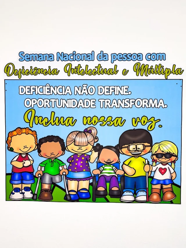 🦽 Painel Semana Nacional da Pessoa com Deficiência 🦽

💖 “Deficiência não define. Oportunidade transforma. Inclua nossa voz!”

🤩 Esse é o lema da Semana Nacional da Pessoa com Deficiência Intelectual e Múltipla de 2025 — uma
mensagem potente que nos convida a repensar atitudes,  espaços e oportunidades dentro da escola.

🥰 Pensando nisso, desenvolvemos um painel temático completo, pronto para imprimir, que vai além da estética: ele desperta reflexão, promove empatia e reforça o compromisso com a inclusão verdadeira.

✅ Mais do que marcar uma data no calendário, esse material é um ponto de partida para conversas
significativas, escuta ativa e construção de um ambiente escolar que valoriza cada aluno como único.

🫵🏼 Se a sua escola acredita que inclusão se faz com ações concretas e intencionais, esse painel é para você.

🖨️ O arquivo vai em PDF, pronto para impressão.

💰R$7,00

🛍️ Para adquirir comente “eu quero”, chame no direct ou acesse a loja na bio.
.
.
.
#prof #professor #professora #pedagoga #pedagogo #pedagogia #profporamor #profcriativa #educacao #educacaoinfantil #ensino #ensinofundamental