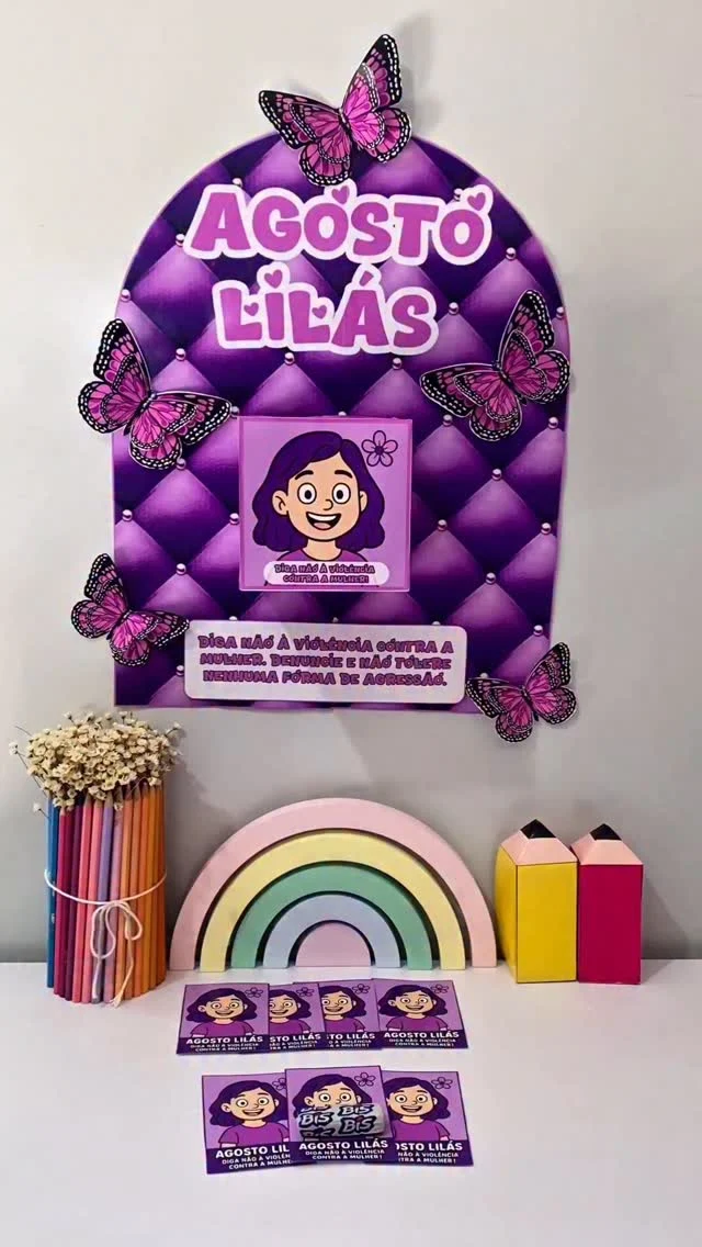 💜 Agosto Lilás 💜

🪻 O Agosto Lilás é o mês dedicado à conscientização e prevenção da violência contra a mulher. Pensando nisso, preparei um material exclusivo para levar essa reflexão de forma significativa e visualmente encantadora para dentro da escola.

📦 Neste arquivo você recebe:
- Painel no tema Agosto Lilás, em cores vibrantes para decorar e conscientizar;
- Caixa temática personalizada, para trabalhar o assunto de forma lúdica;
- Cartão Porta-Bis, delicado e impactante;
- Borboletas em 3D para recortar e colar, deixando a atividade ainda mais envolvente.

✨ Mais do que decoração, esse material traz uma mensagem poderosa:
“Diga NÃO à violência contra a mulher. Denuncie e não tolere nenhuma forma de agressão.”

🖨️ O arquivo vai em PDF, pronto para impressão.

💰R$7,00

🛍️ Para adquirir comente “eu quero”, chame no direct ou acesse a loja na bio.
.
.
.
#prof #professor #professora #pedagoga #pedagogo #pedagogia #profporamor #profcriativa #educacao #educacaoinfantil #ensino #ensinofundamental