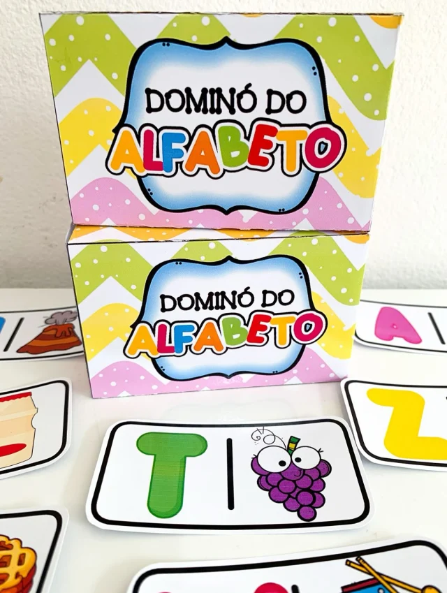 💖 Dominó do Alfabeto 💖

🤩 Recurso Dominó do Alfabeto para trabalhar com crianças em fase de Alfabetização.

✨ Material ilustrado que acompanha caixinha para guardar as peças.

✅ Objetivos da proposta:
* Desenvolvimento do reconhecimento das letras
* Estímulo à associação de letras e sons
* Fortalecimento da atenção e concentração
* Incentivo ao trabalho em equipe e socialização
* Reforço da memória
* Aprendizagem divertida

🖨️ O arquivo vai em PDF, pronto para impressão.

💰R$7,00

🛍️ Para adquirir comente “eu quero”, chame no direct ou acesse a loja na bio.
.
.
.
#prof #professor #professora #pedagoga #pedagogo #pedagogia #profporamor #profcriativa #educacao #educacaoinfantil #ensino #ensinofundamental