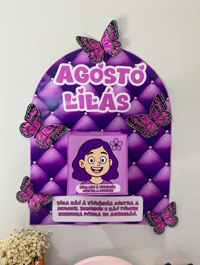 💜 Agosto Lilás 💜

🪻 O Agosto Lilás é o mês dedicado à conscientização e prevenção da violência contra a mulher. Pensando nisso, preparei um material exclusivo para levar essa reflexão de forma significativa e visualmente encantadora para dentro da escola.

📦 Neste arquivo você recebe:
- Painel no tema Agosto Lilás, em cores vibrantes para decorar e conscientizar;
- Caixa temática personalizada, para trabalhar o assunto de forma lúdica;
- Cartão Porta-Bis, delicado e impactante;
- Borboletas em 3D para recortar e colar, deixando a atividade ainda mais envolvente.

✨ Mais do que decoração, esse material traz uma mensagem poderosa:
“Diga NÃO à violência contra a mulher. Denuncie e não tolere nenhuma forma de agressão.”

🖨️ O arquivo vai em PDF, pronto para impressão.

💰R$7,00

🛍️ Para adquirir comente “eu quero”, chame no direct ou acesse a loja na bio.
.
.
.
#prof #professor #professora #pedagoga #pedagogo #pedagogia #profporamor #profcriativa #educacao #educacaoinfantil #ensino #ensinofundamental