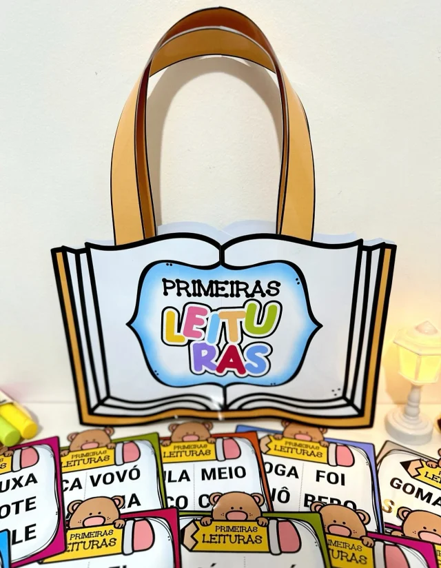 💖 Sacola Primeiras Leituras 💖

✔️ O que acompanha:
- Sacola para imprimir e montar (modelo exclusivo).
- Mais de 100 fichas de leitura variadas.
- 3 livros de leitura especialmente criados para iniciantes.

📹 O arquivo inclui vídeo tutorial de montagem para você preparar a sacola de forma prática e rápida.

✨ Objetivo: apoiar as crianças no início do processo de leitura, estimulando fluência, compreensão e o prazer de ler.

🤩 Um recurso lúdico, organizado e motivador que transforma o aprendizado em um momento divertido e envolvente.

🖨️ O arquivo vai em PDF, pronto para impressão.

💰R$7,00

🛍️ Para adquirir comente “eu quero”, chame no direct ou acesse a loja na bio.
.
.
.
#prof #professor #professora #pedagoga #pedagogo #pedagogia #profporamor #profcriativa #educacao #educacaoinfantil #ensino #ensinofundamental
