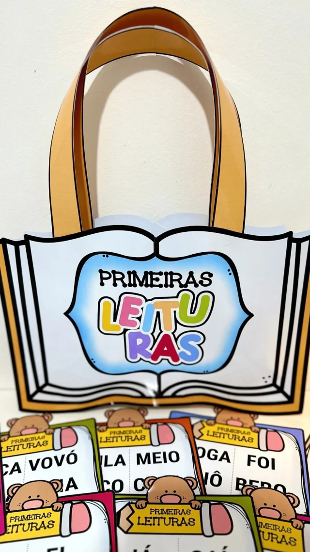 💖 Sacola Primeiras Leituras 💖

✔️ O que acompanha:
- Sacola para imprimir e montar (modelo exclusivo).
- Mais de 100 fichas de leitura variadas.
- 3 livros de leitura especialmente criados para iniciantes.

📹 O arquivo inclui vídeo tutorial de montagem para você preparar a sacola de forma prática e rápida.

✨ Objetivo: apoiar as crianças no início do processo de leitura, estimulando fluência, compreensão e o prazer de ler.

🤩 Um recurso lúdico, organizado e motivador que transforma o aprendizado em um momento divertido e envolvente.

🖨️ O arquivo vai em PDF, pronto para impressão.

💰R$7,00

🛍️ Para adquirir comente “eu quero”, chame no direct ou acesse a loja na bio.
.
.
.
#prof #professor #professora #pedagoga #pedagogo #pedagogia #profporamor #profcriativa #educacao #educacaoinfantil #ensino #ensinofundamental