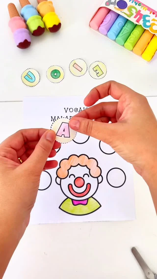 💖 Vogais Malabaristas 💖

🤩 Atividade Vogais Malabaristas para trabalhar diversas habilidades com crianças da Educação Infantil.

✨ Nessa proposta a criança irá colorir a figura, recortar e colar as vogais corretamente.

🥰 Trabalha vogais, coordenação motora fina, recorte e pintura.

🖨️ O arquivo vai em PDF, pronto para impressão.

💰R$3,00

🛍️ Para adquirir comente “eu quero”, chame no direct ou acesse a loja na bio.
.
.
.
#prof #professor #professora #pedagoga #pedagogo #pedagogia #profporamor #profcriativa #educacao #educacaoinfantil #ensino #ensinofundamental