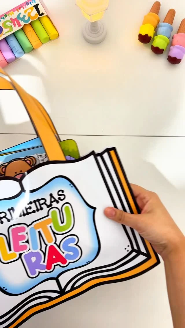💖 Sacola Primeiras Leituras 💖

✔️ O que acompanha:
- Sacola para imprimir e montar (modelo exclusivo).
- Mais de 100 fichas de leitura variadas.
- 3 livros de leitura especialmente criados para iniciantes.

📹 O arquivo inclui vídeo tutorial de montagem para você preparar a sacola de forma prática e rápida.

✨ Objetivo: apoiar as crianças no início do processo de leitura, estimulando fluência, compreensão e o prazer de ler.

🤩 Um recurso lúdico, organizado e motivador que transforma o aprendizado em um momento divertido e envolvente.

🖨️ O arquivo vai em PDF, pronto para impressão.

💰R$7,00

🛍️ Para adquirir comente “eu quero”, chame no direct ou acesse a loja na bio.
.
.
.
#prof #professor #professora #pedagoga #pedagogo #pedagogia #profporamor #profcriativa #educacao #educacaoinfantil #ensino #ensinofundamental